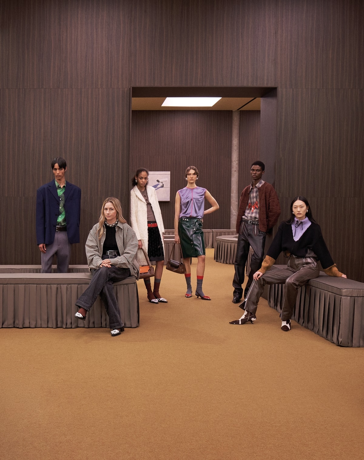 Meryll Rogge, seduta a sinistra, tra modelli vestiti Marni fall-winter 2026/27 (foto Alma Libera)