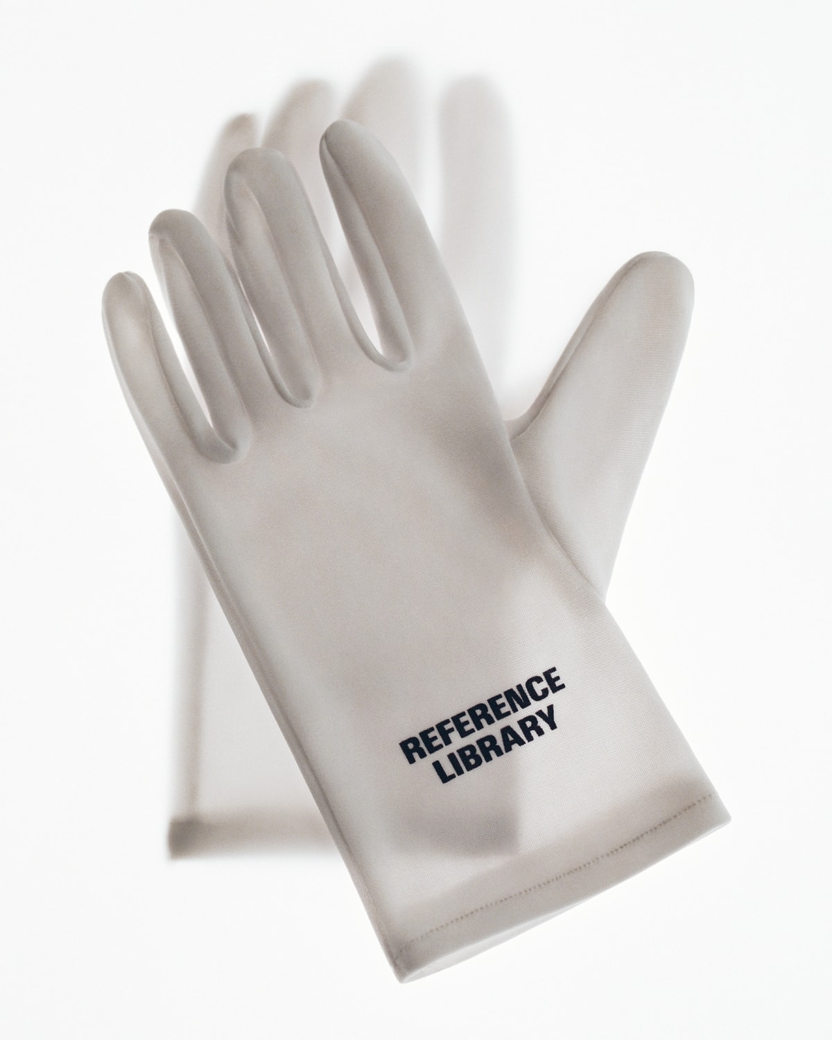 I guanti bianchi del progetto Reference library di Jil Sander (courtesy Jil Sander)