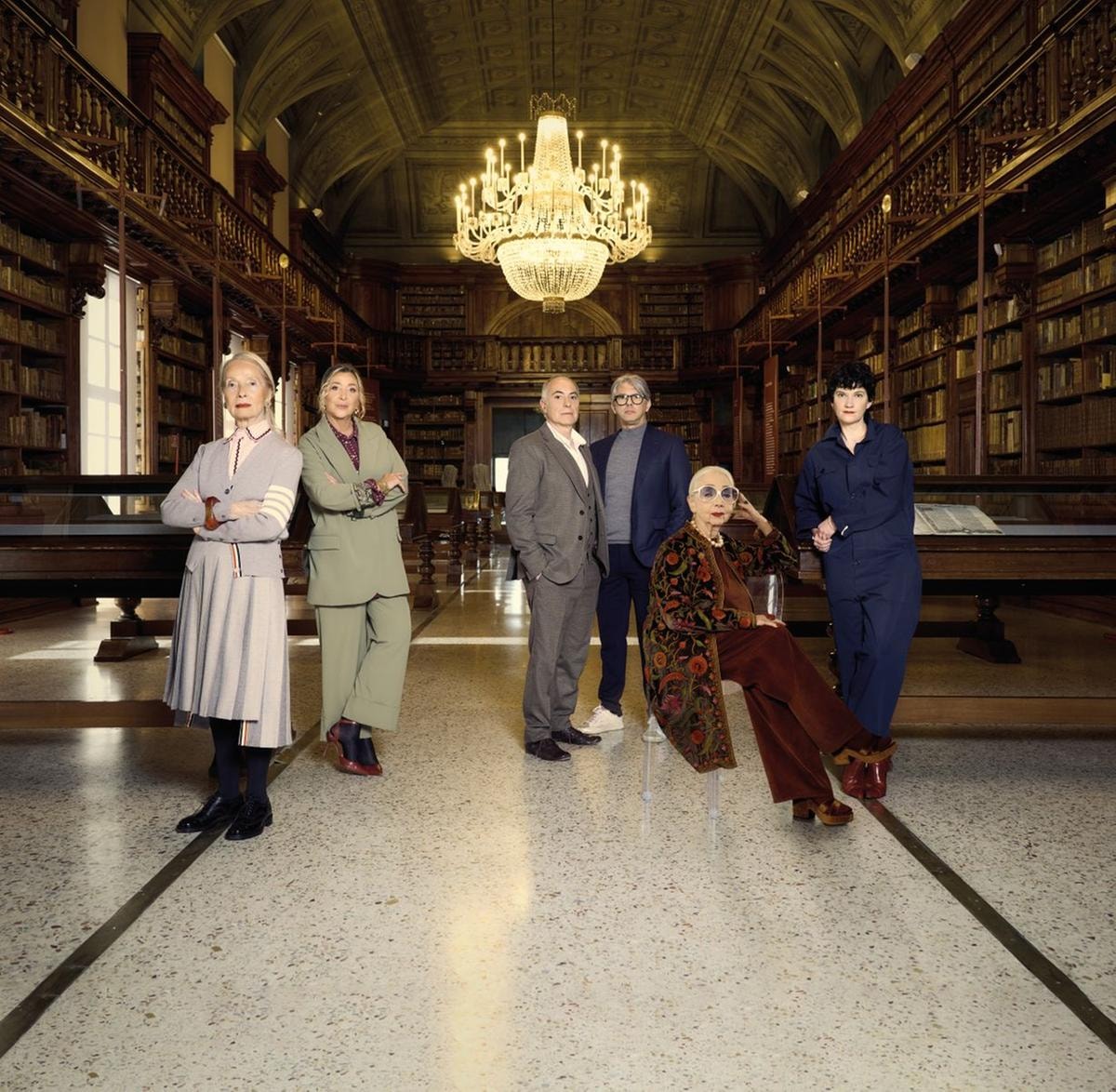 Da sinistra, Luisa Delle Piane, Rossella Colombari, Alessandro Palmaghini, Alessandro Padoan, Rossana Orlandi e Annalisa Rosso ritratti nella sala Maria Teresa della Biblioteca Braidense di Milano (foto Max @Max&Douglas)