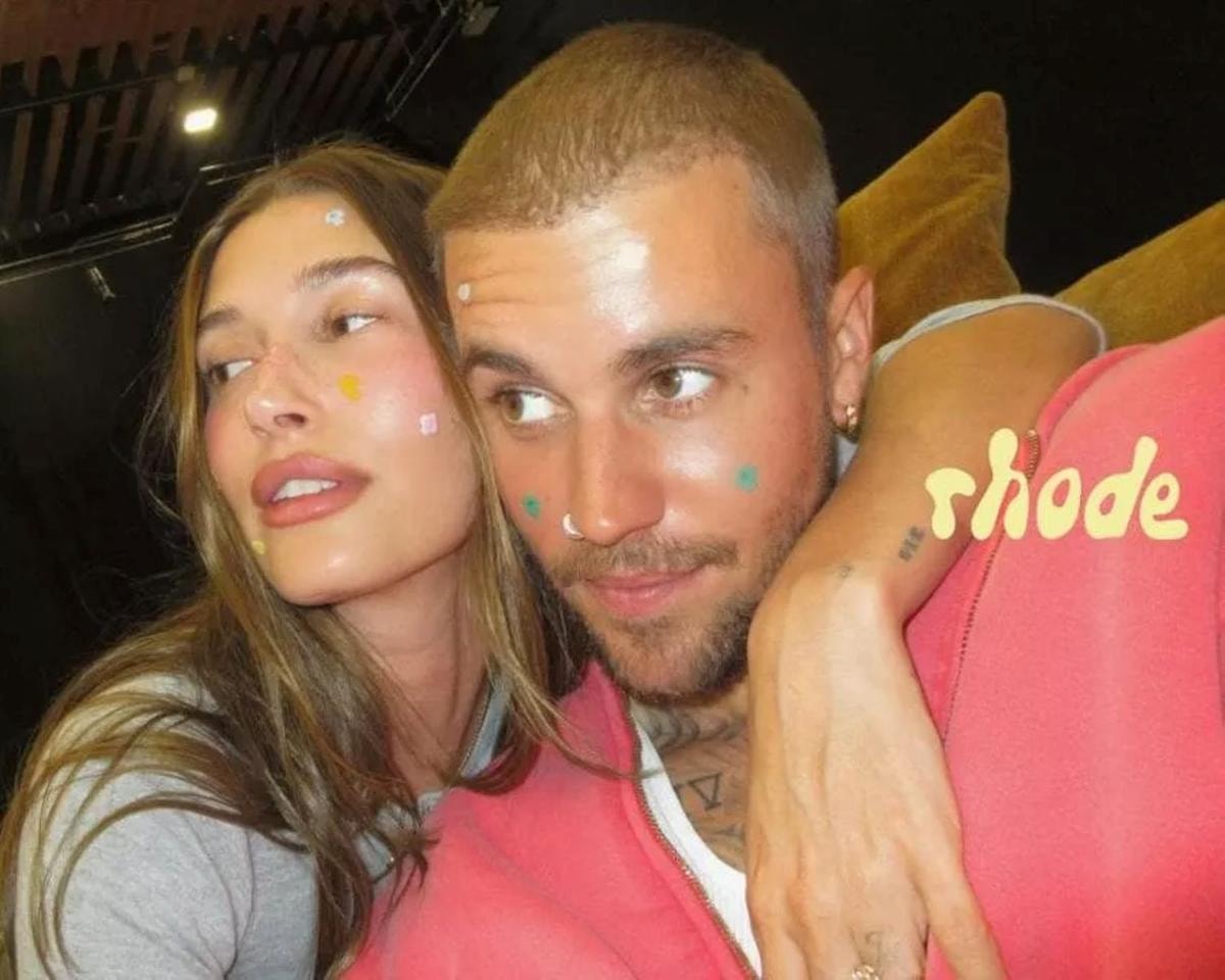 Hailey e Justin Bieber nella campagna di lancio Rhode (ph Rhode official website)