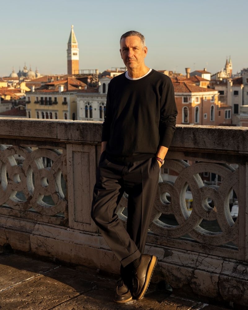 Dries Van Noten ritratto da Palazzo Pisani Moretta (ph Camilla Glorioso, courtesy Fondazione Dries Van Noten)