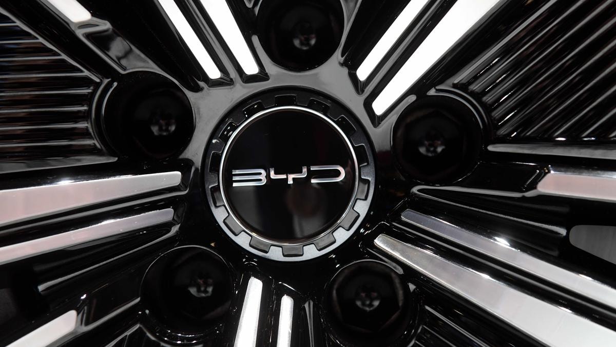 Byd, accuse di sfruttamento nella prima fabbrica in Europa: un report denuncia abusi nel cantiere ungherese di Szeged