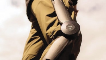 L'Hypershell Pro, esoscheletro basato su AI, riconosce passo e pendenze (eu.hypershell.tech/it)I pantaloni MO/GO di Arc'teryx in collaborazione con Skip (www.arcteryx.com)