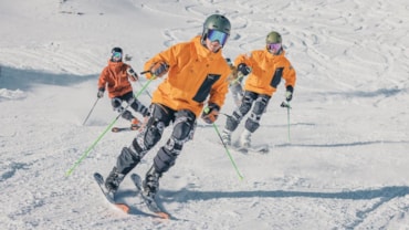 L'Hypershell Pro, esoscheletro basato su AI, riconosce passo e pendenze (eu.hypershell.tech/it)I pantaloni MO/GO di Arc'teryx in collaborazione con Skip (www.arcteryx.com)Lo Ski Mojo, brevettato per sci e snowboard (www.ski-mojo.com)