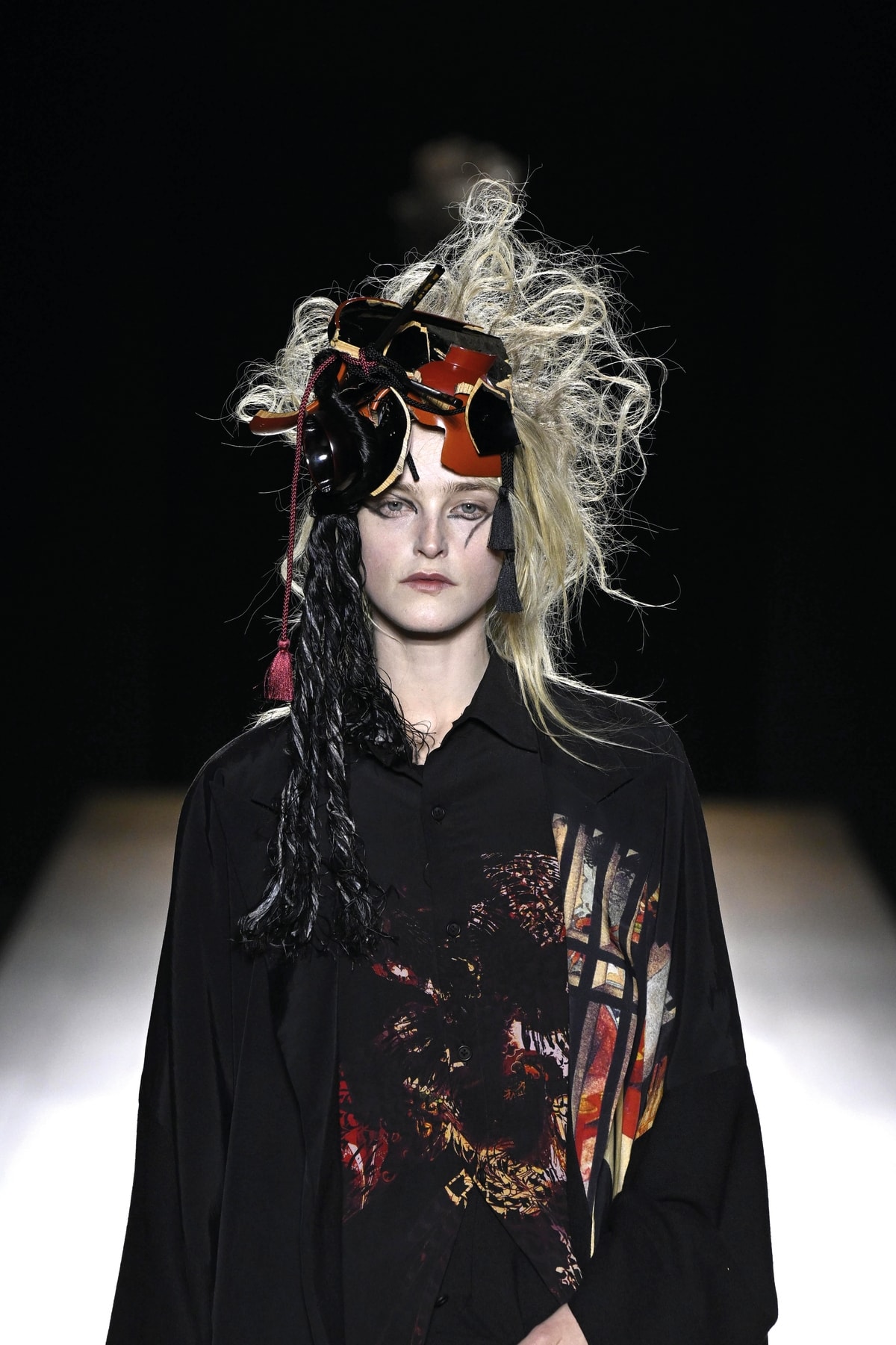 Un look Yohji Yamamoto fall-winter 2026/27 (foto Francesc Ten/MFF)