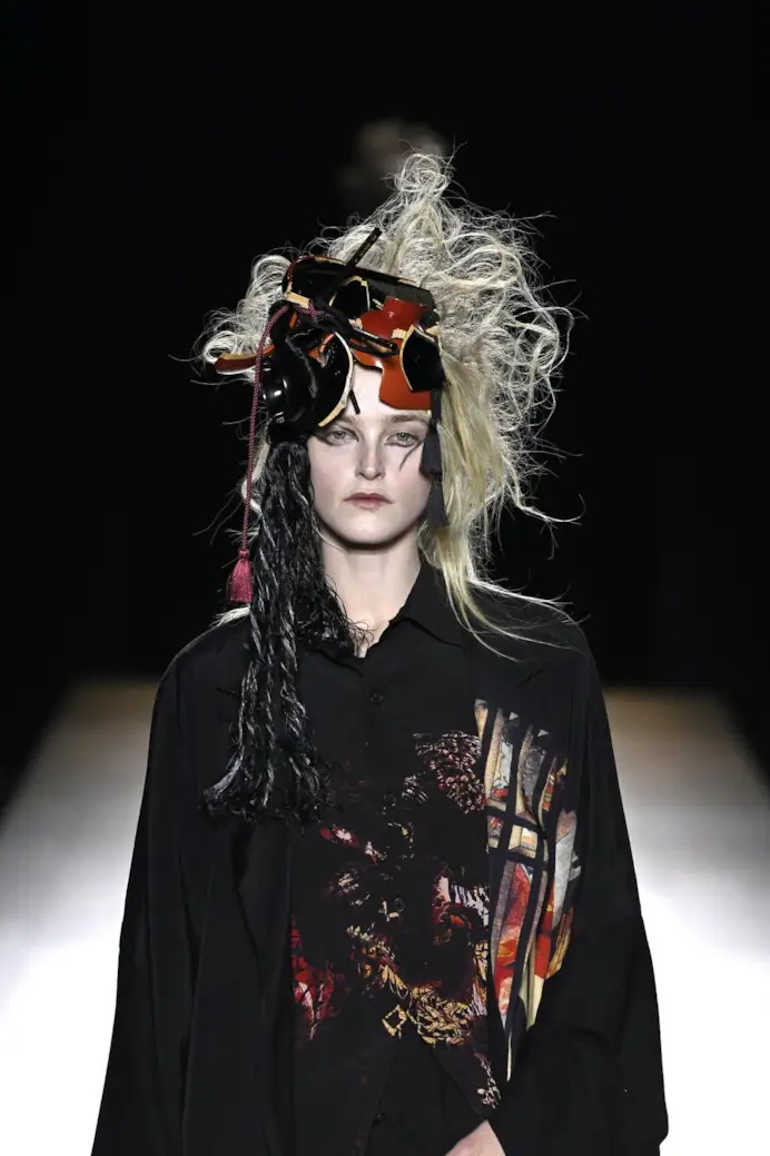 Un look Yohji Yamamoto fall-winter 2026/27 (foto Francesc Ten/MFF)