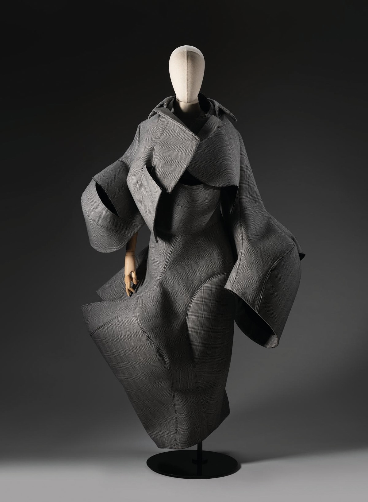 Un look Comme des garçons fall-winter 2025/26 esposto alla National gallery of Victoria di Melbourne (courtesy NGV)