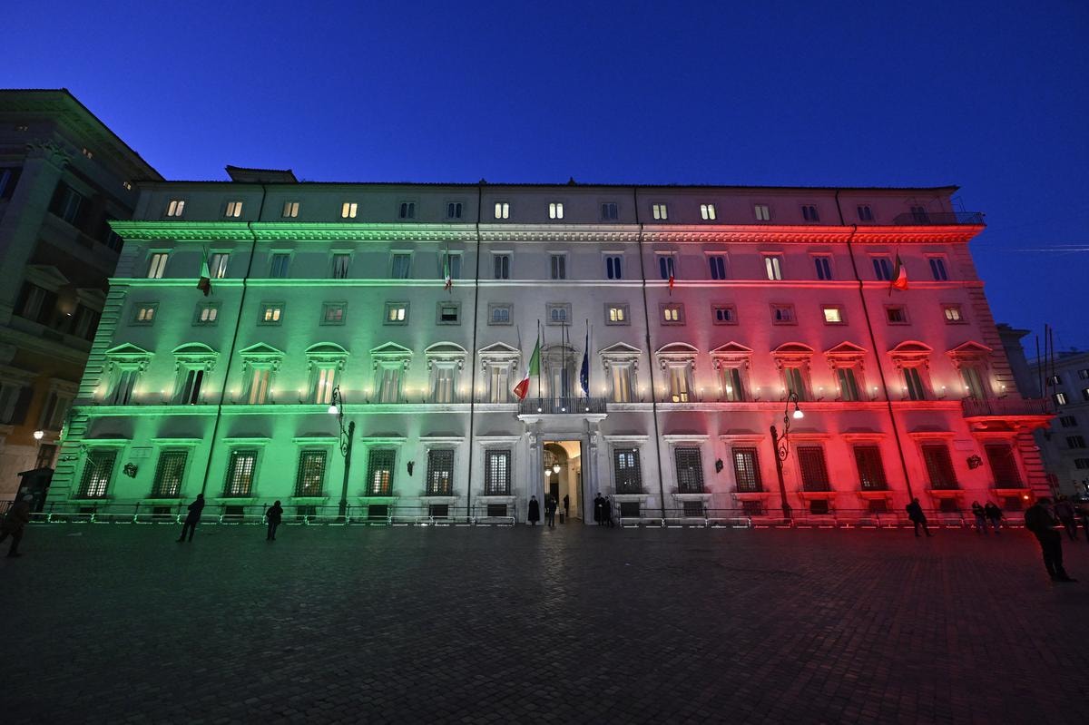 GIORNATA DELL’UNITA’ NAZIONALE, DELLA COSTITUZIONE, DELL’INNO E DELLA BANDIERA.
PALAZZO CHIGI ILLUMINATO CON I COLORI DELLA BANDIERA ITALIANA.