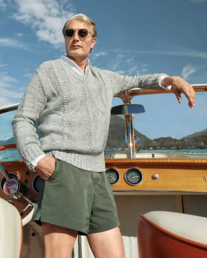 Mads Mikkelsen nella campagna Zegna summer 2026 (courtesy Zegna)