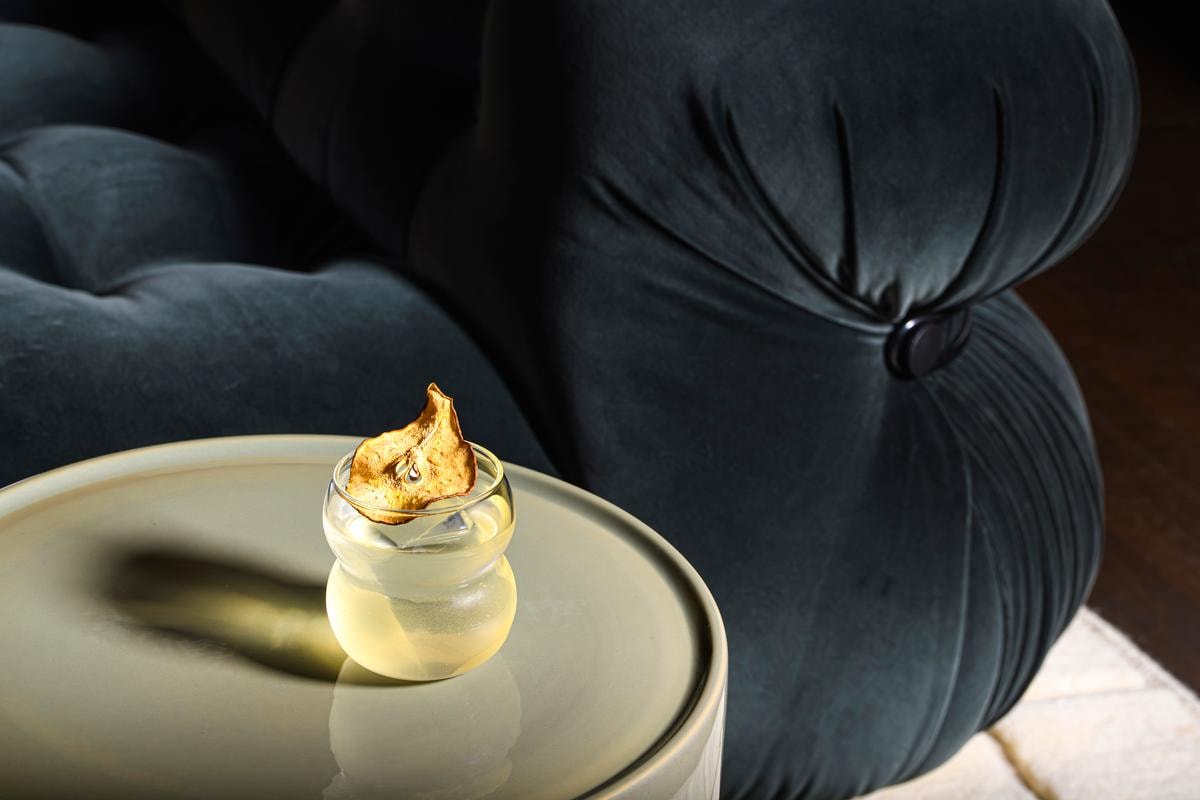 La poltrona Soriana di Cassina con il cocktail a lei ispirato a base di Stucchi Vermouth Bianco e cordiale alla pera.