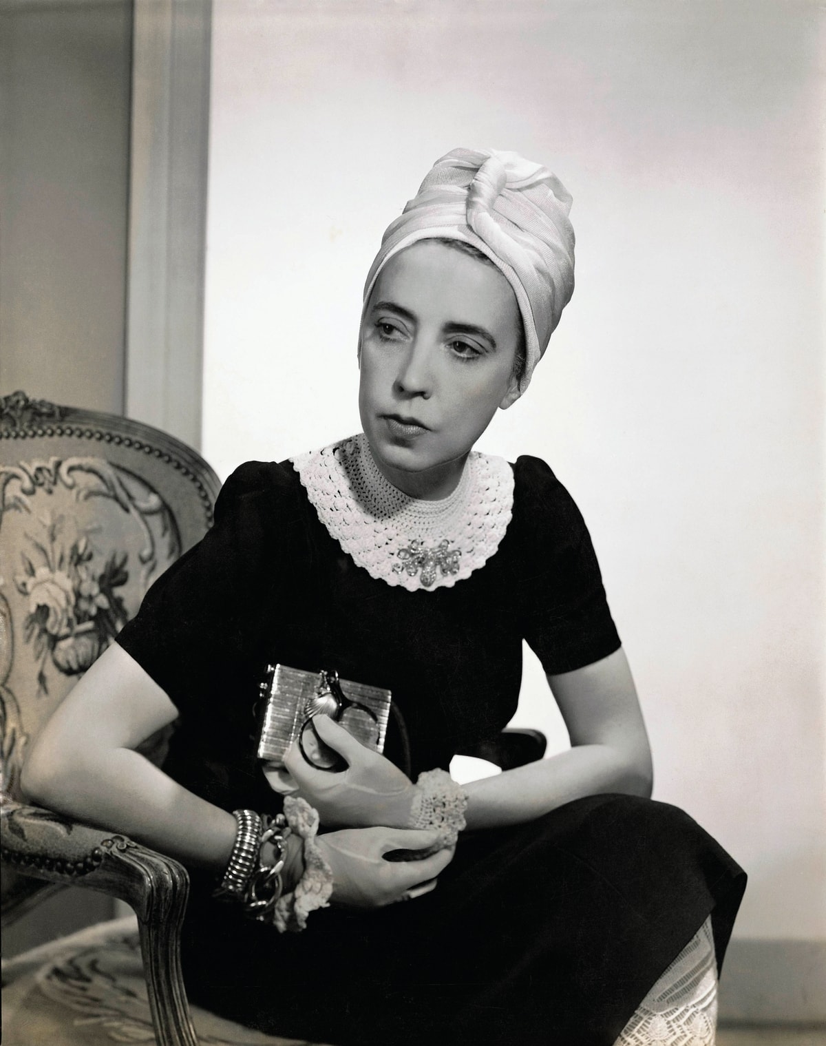 Un ritratto di Elsa Schiaparelli con un abito di sua creazione, 1940. (courtesy Schiaparelli/foto Fredrich Baker)