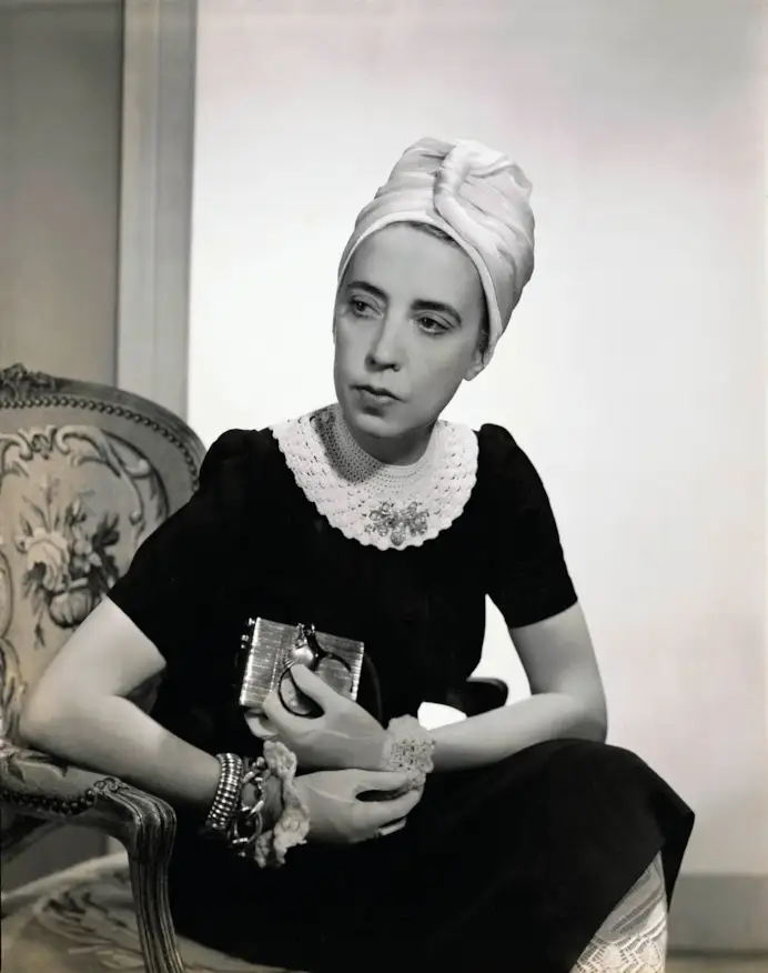 Un ritratto di Elsa Schiaparelli con un abito di sua creazione, 1940. (courtesy Schiaparelli/foto Fredrich Baker)
