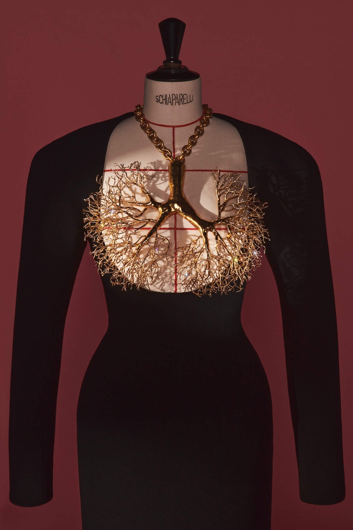 Il Lung dress di Daniel Roseberry per Schiaparelli in mostra a Londra (courtesy Schiaparelli)