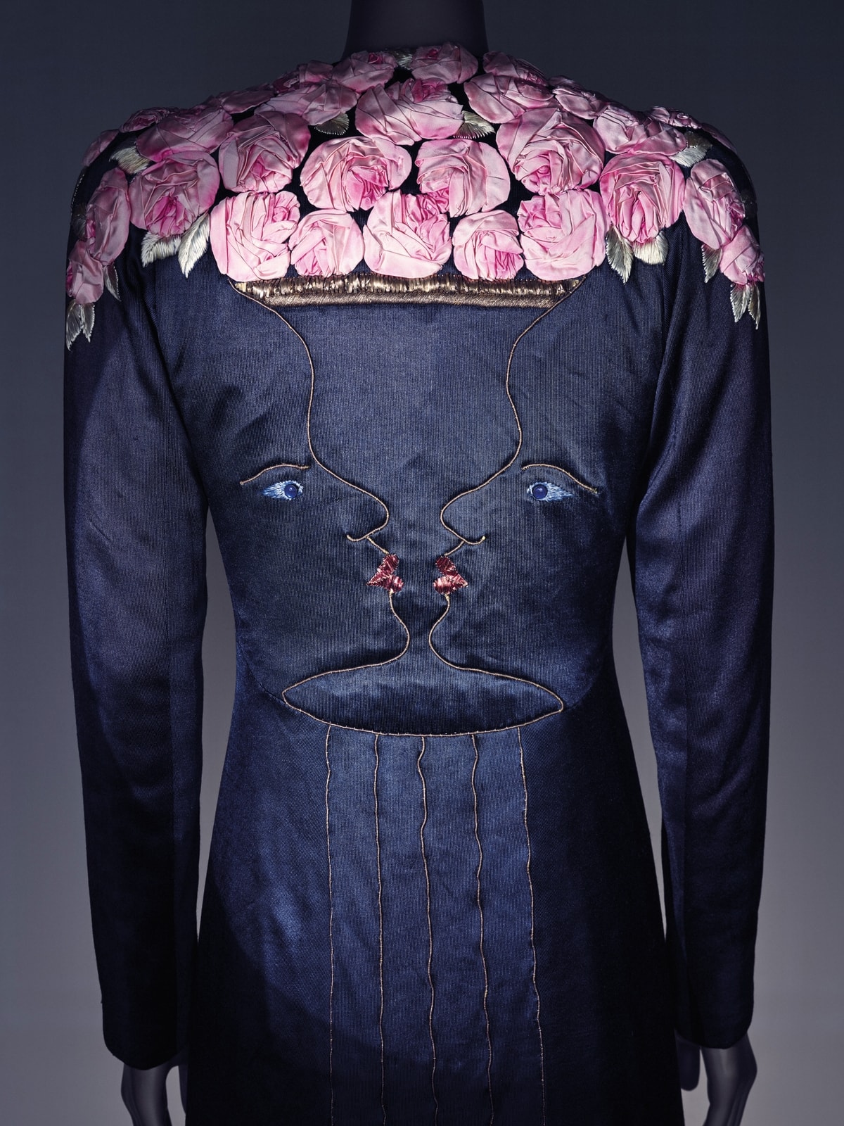 Il cappotto disegnato da Elsa Schiaparelli e Jean Cocteau, tra i pezzi esposti a Londra (courtesy Schiaparelli)