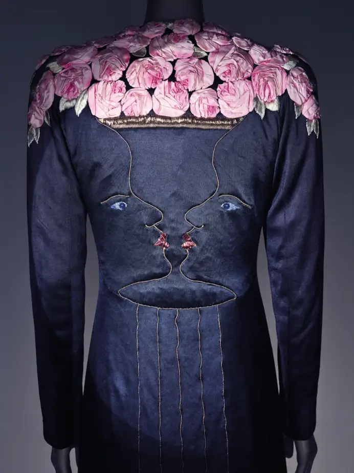 Il cappotto disegnato da Elsa Schiaparelli e Jean Cocteau, tra i pezzi esposti a Londra (courtesy Schiaparelli)