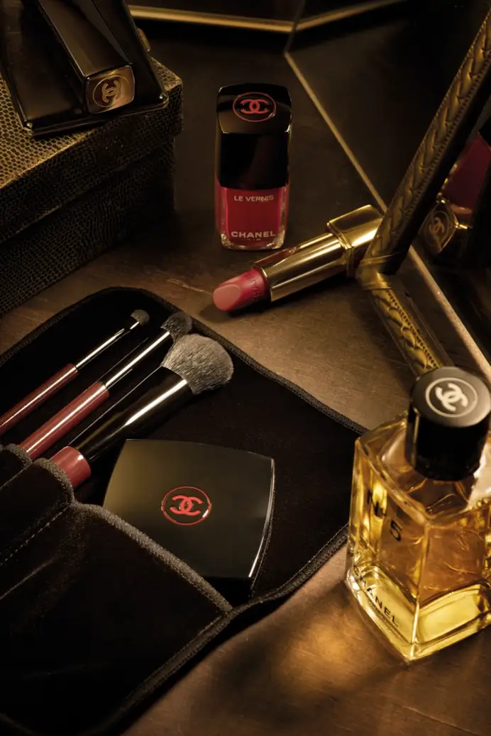 Dall’alto in senso orario, rossetto Rouge allure velvet nella tonalità 367 Effrontée, eau de toilette N°5 Edt, ombretto mono Ombre Essentielle nel colore 267 Brun rose, pochette con tre pennelli e smalto Le vernis nella nuance 397 Performer della collezione in edizione limitata Rouge noir, tutto di Chanel beauty (ph Sonia Marin)