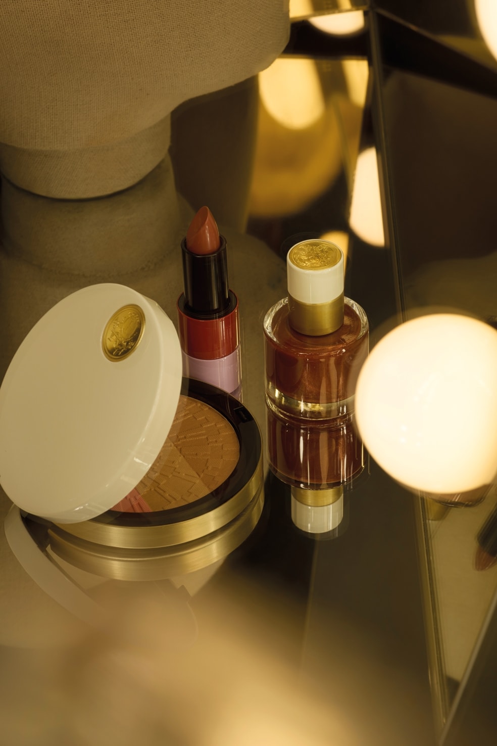 Da sinistra, poudre compatta Soleil d’Hermès, rossetto nella nuance 28 Brun sunset e smalto nella tonalità 78 Brun hélios, tutto della limited edition spring-summer 2026 di Hermès beauty (ph Sonia Marin)