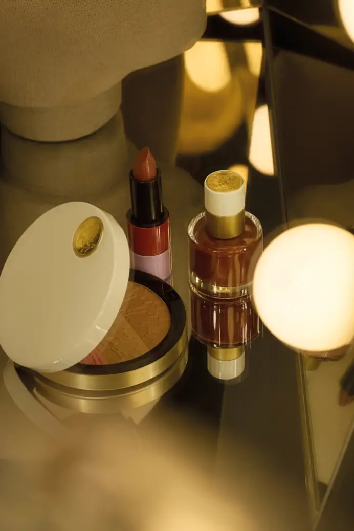 Da sinistra, poudre compatta Soleil d’Hermès, rossetto nella nuance 28 Brun sunset e smalto nella tonalità 78 Brun hélios, tutto della limited edition spring-summer 2026 di Hermès beauty (ph Sonia Marin)