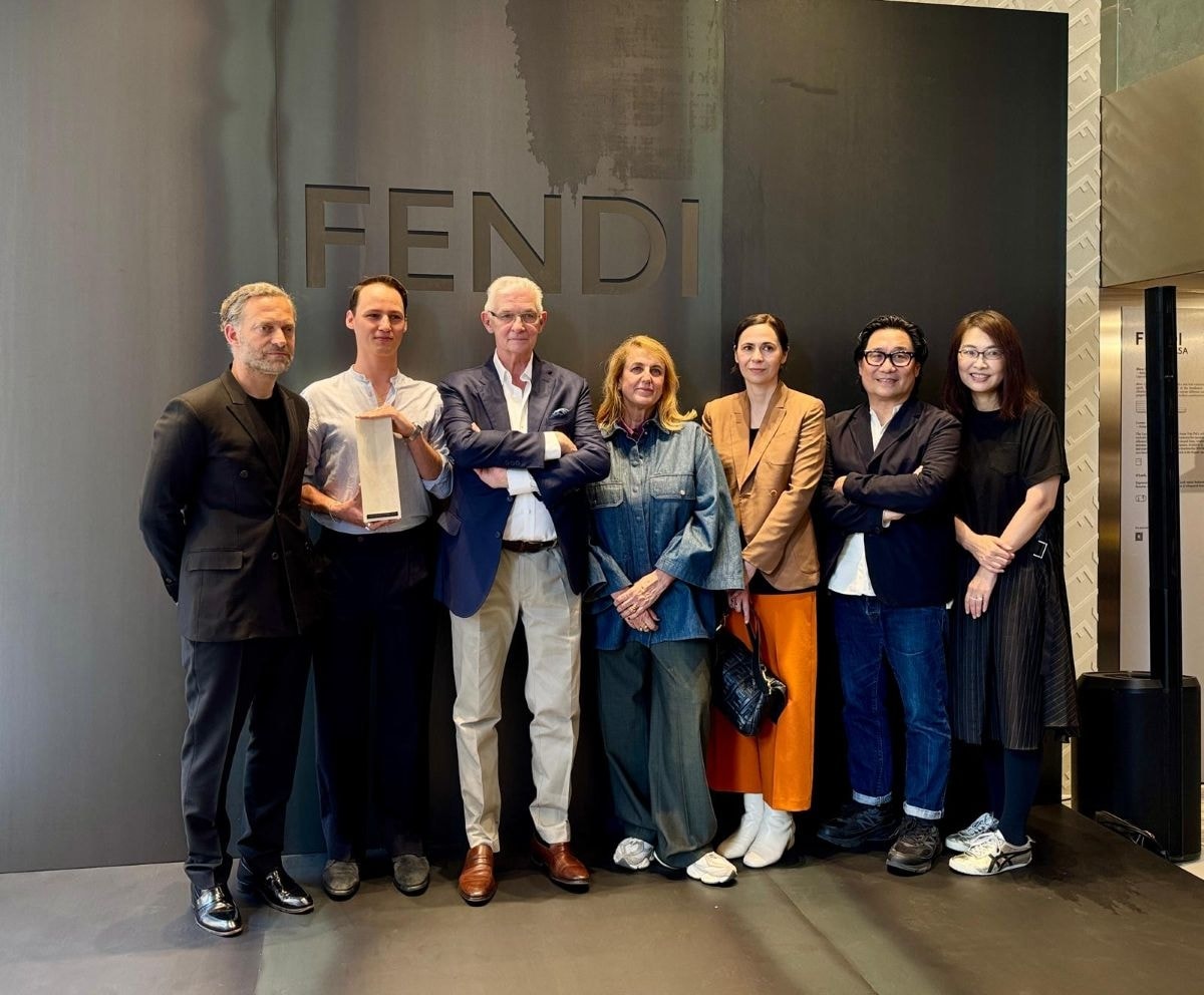 La consegna del Fendi design prize. Il vincitore Gustav Craft è il secondo da sinistra (courtesy Istituto Marangoni)