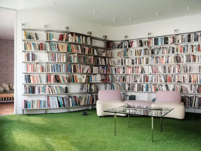 Punk Witch a Milano: la casa-biblioteca che rivoluziona il modo di abitare (e pensare)