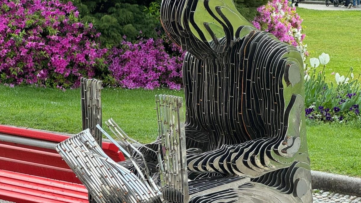 La statua di Satoshi Nakamoto vandalizzata a Lugano