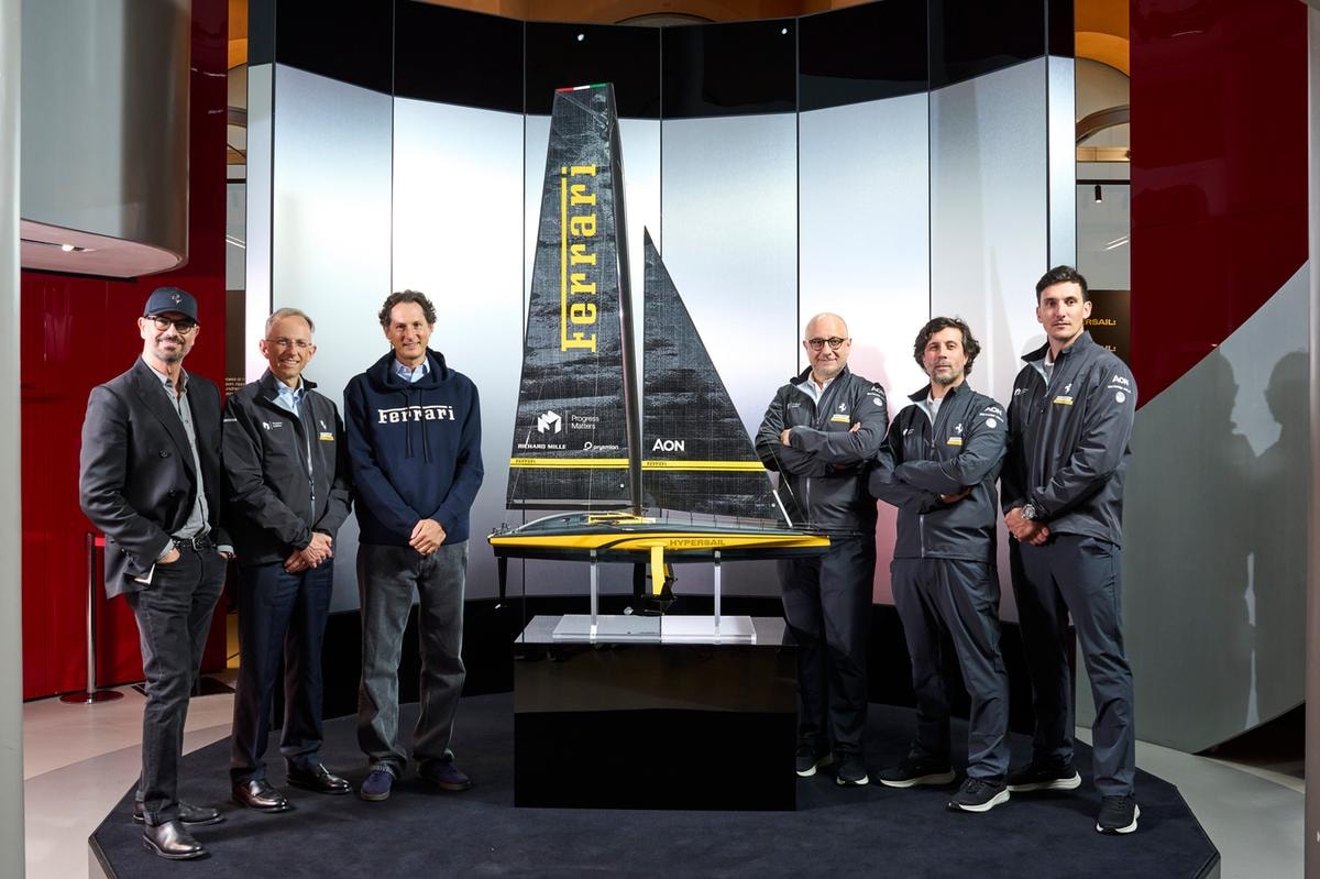 Attorno al modello di Hypersail, il team che ha dato forma alla visione Ferrari: da sinistra Flavio Manzoni, Chief Design Officer Ferrari; Benedetto Vigna, Chief Executive Officer Ferrari; John Elkann, Chairman Ferrari; Matteo Lanzavecchia, Senior Designer Ferrari Design Team; Lorenzo Ribigini, Ferrari Hypersail Engineering Team; Andrea Voltolini, Ferrari Hypersail Engineering Team.