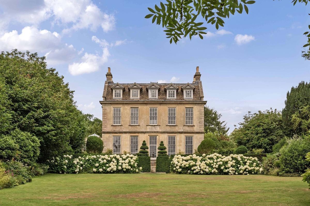 Batheaston House: la dimora Tudor sul fiume Avon tra storia, design contemporaneo e lusso senza tempo