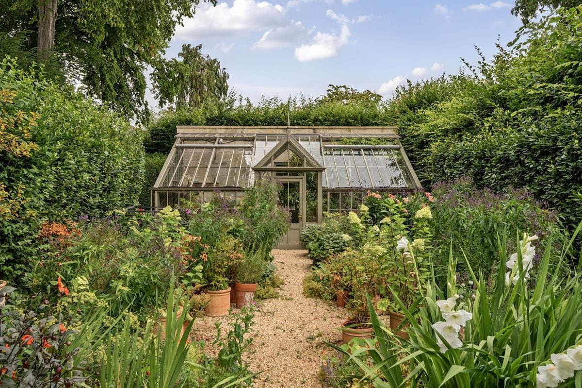 Batheaston House: la dimora Tudor sul fiume Avon tra storia, design contemporaneo e lusso senza tempo