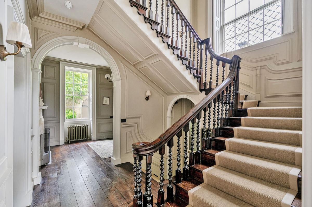 Batheaston House: la dimora Tudor sul fiume Avon tra storia, design contemporaneo e lusso senza tempo