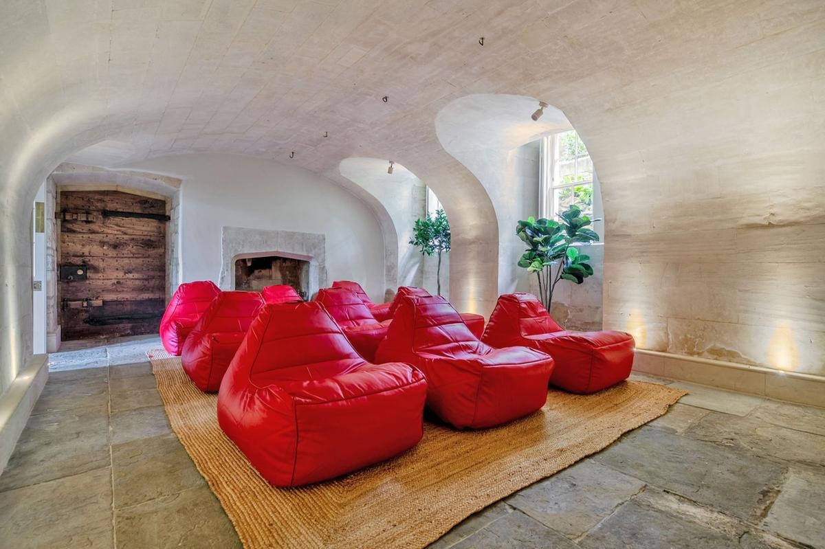 Batheaston House: la dimora Tudor sul fiume Avon tra storia, design contemporaneo e lusso senza tempo