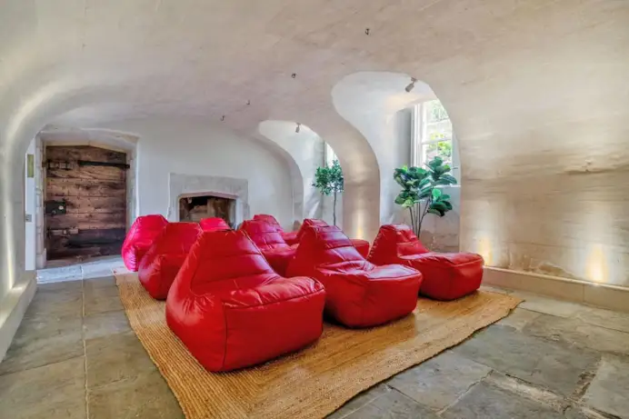 Batheaston House: la dimora Tudor sul fiume Avon tra storia, design contemporaneo e lusso senza tempo