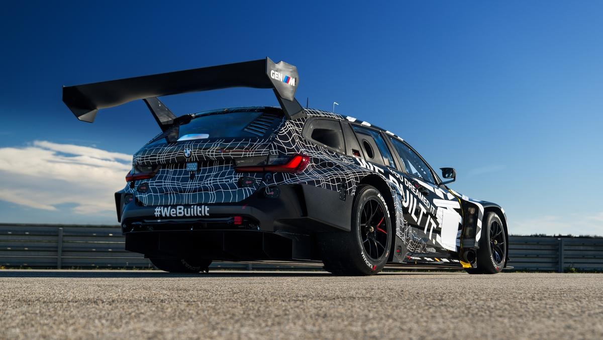 Nata per scherzo, ora corre 24 ore: la folle Bmw M3 Touring da gara