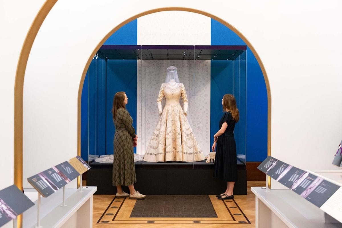 Per i 100 anni di Elisabetta II un giro nel guardaroba segreto di Sua Maestà 