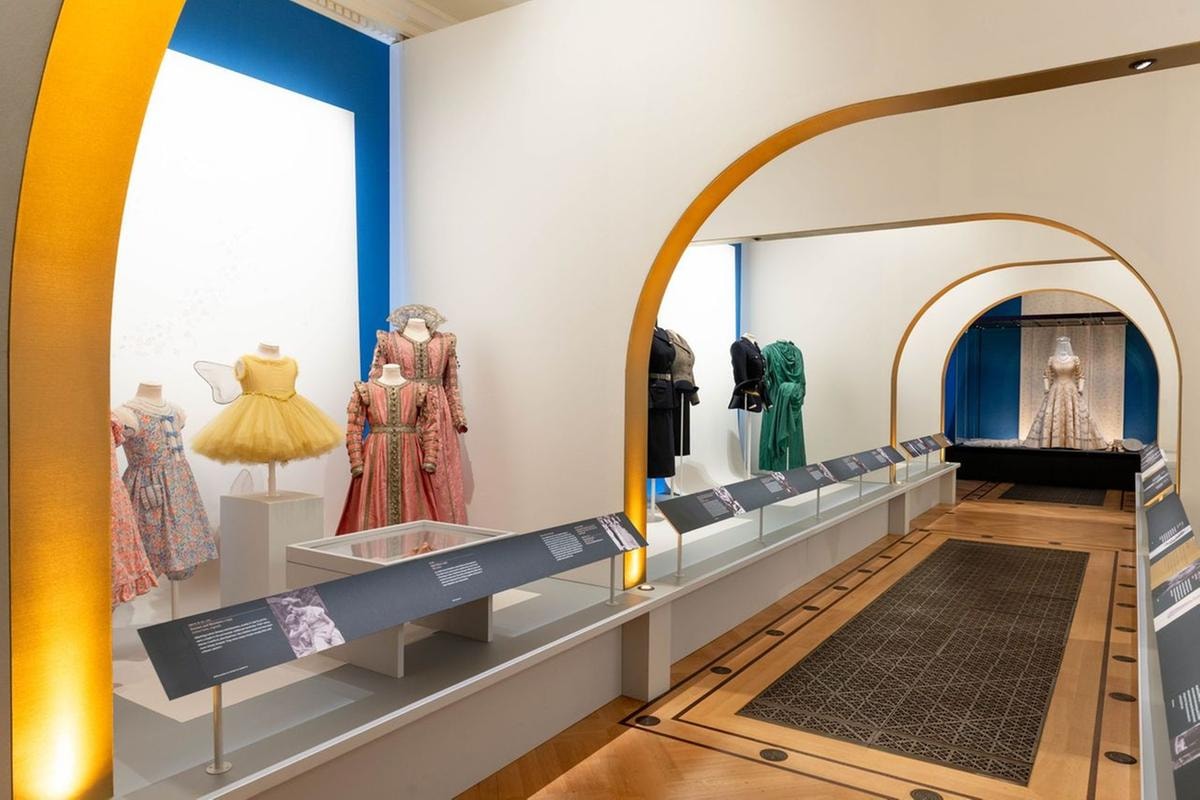 Per i 100 anni di Elisabetta II un giro nel guardaroba segreto di Sua Maestà 