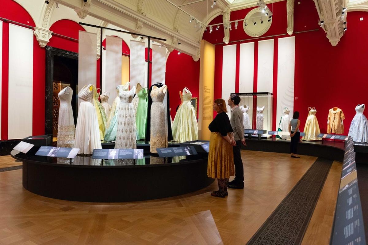 Per i 100 anni di Elisabetta II un giro nel guardaroba segreto di Sua Maestà 