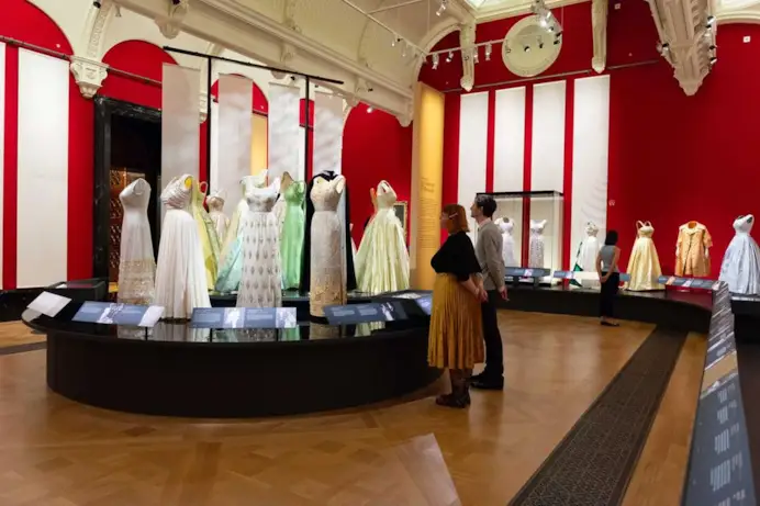 Per i 100 anni di Elisabetta II un giro nel guardaroba segreto di Sua Maestà