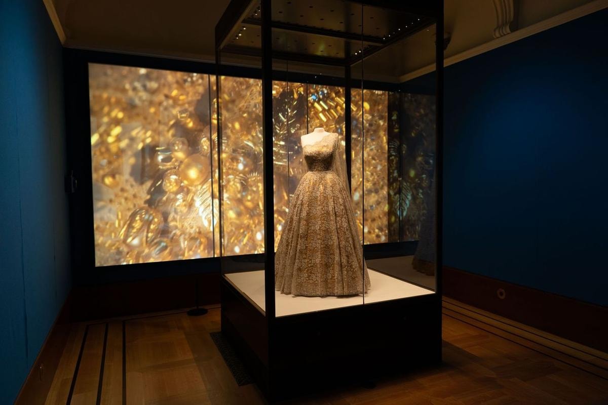 Per i 100 anni di Elisabetta II un giro nel guardaroba segreto di Sua Maestà 