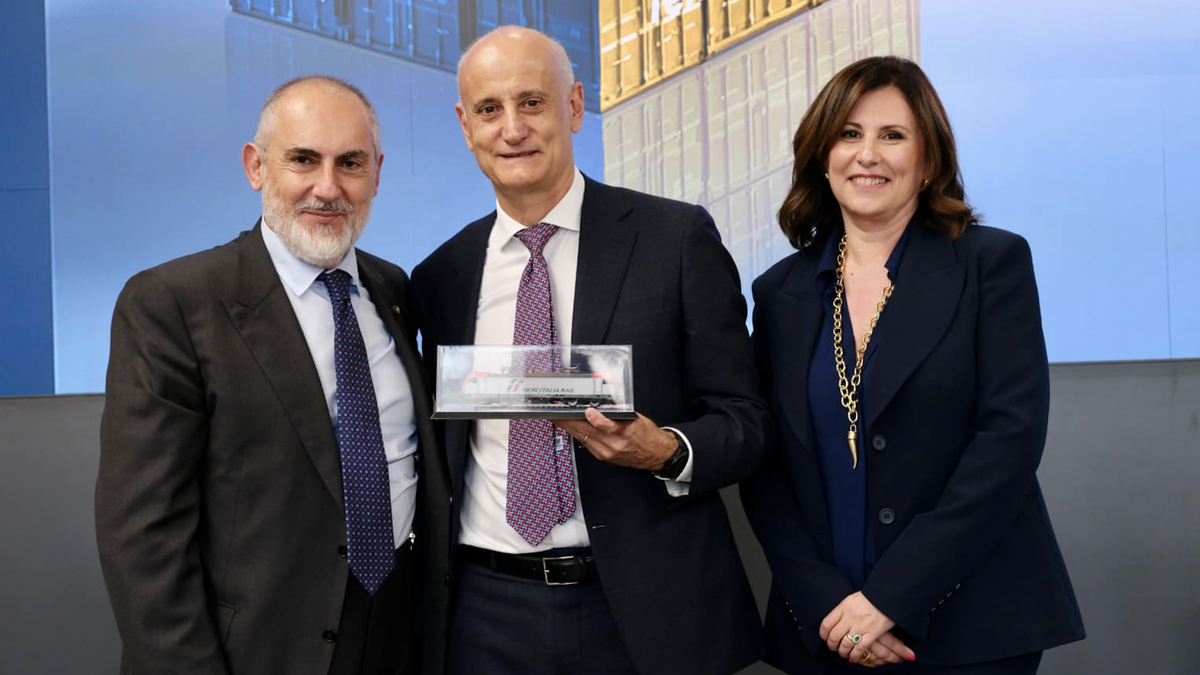 Da sinistra, Stefano Donnarumma (Fs), Renato Ravanelli (F2i) e Sabrina De Filippis (Fs Logistix)