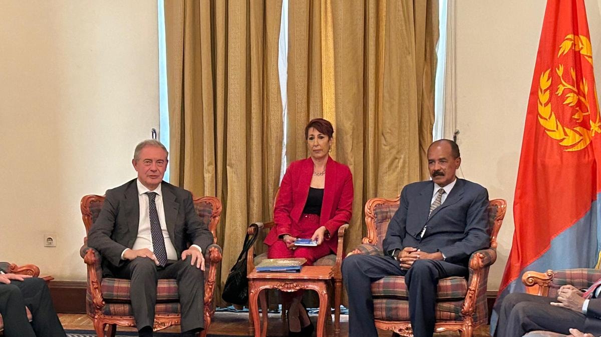Il ministro del made in Italy Adolfo Urso incontra all'Asmara il presidente dell'Eritrea Isaias Afwerki