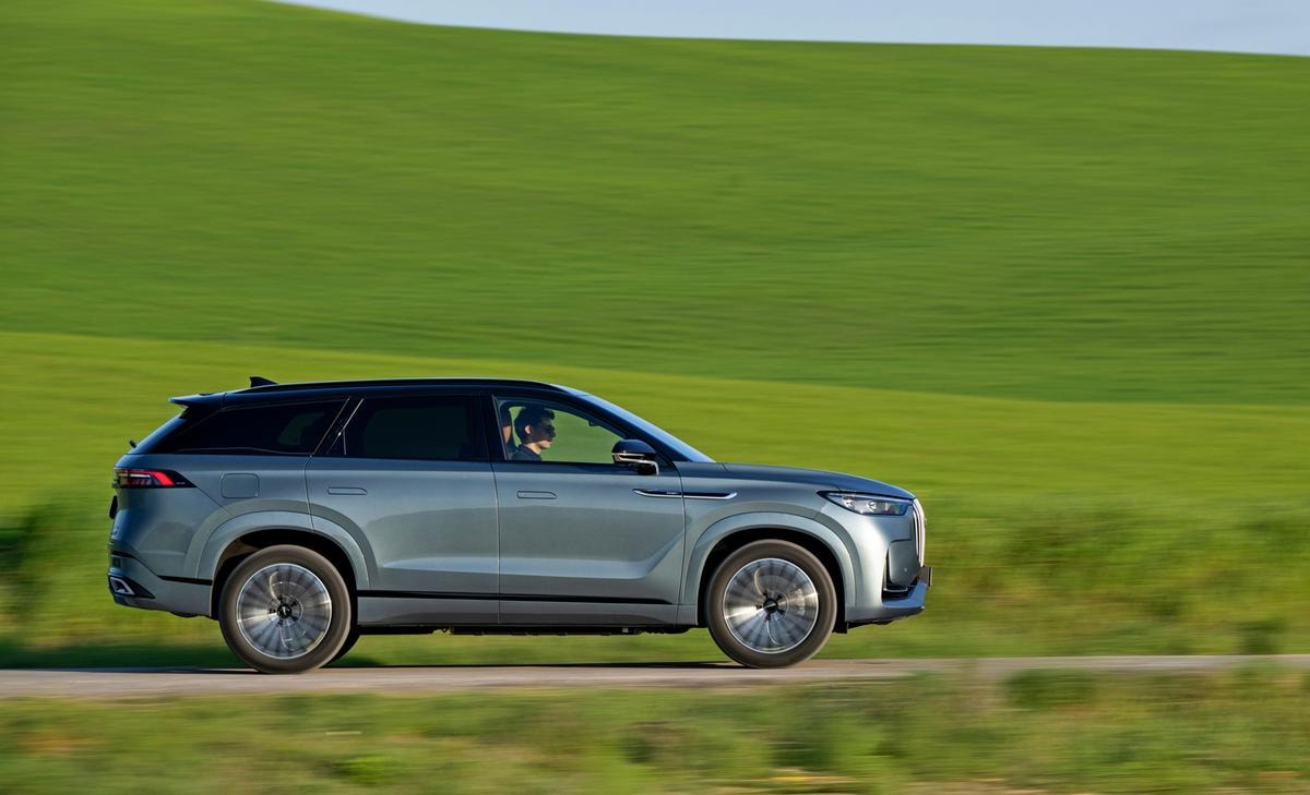 Il lusso cinese accelera e Jaecoo J8 SHS-P debutta in Italia: 428 cv e comfort da ammiraglia
