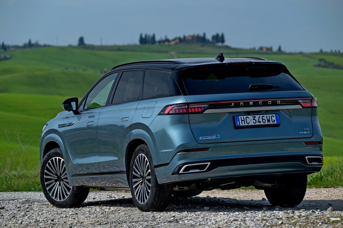 Il lusso cinese accelera e Jaecoo J8 SHS-P debutta in Italia: 428 cv e comfort da ammiraglia