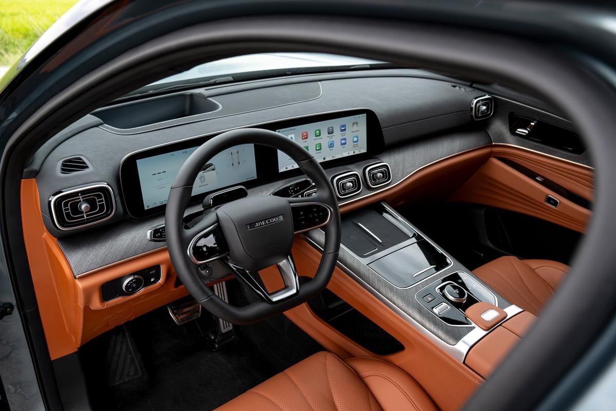 Il lusso cinese accelera e Jaecoo J8 SHS-P debutta in Italia: 428 cv e comfort da ammiraglia