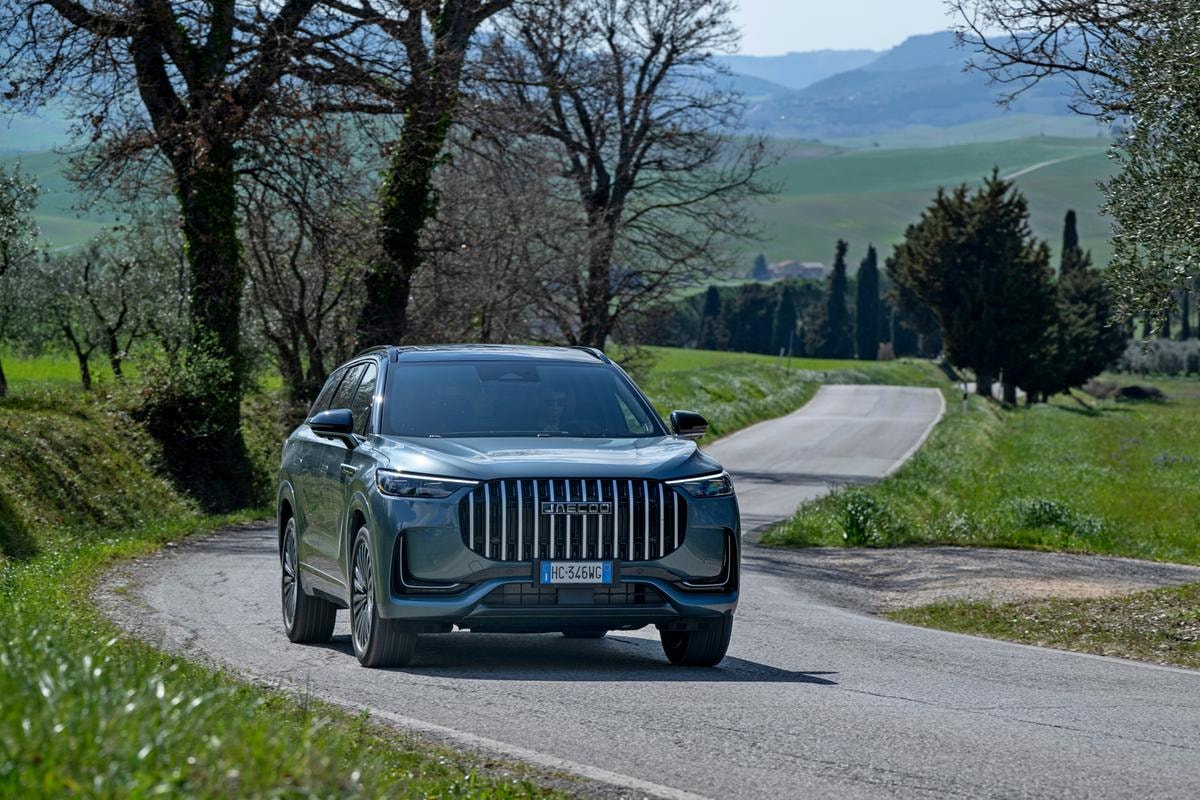 Il lusso cinese accelera e Jaecoo J8 SHS-P debutta in Italia: 428 cv e comfort da ammiraglia