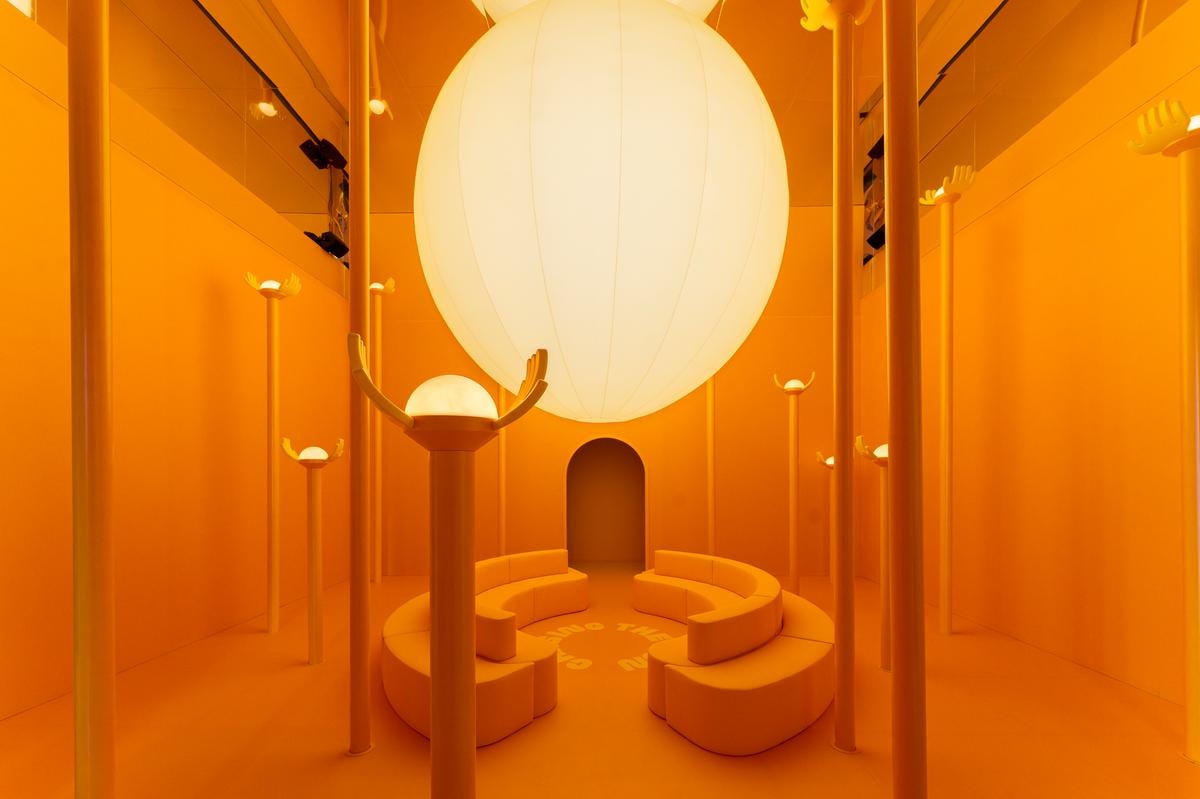Ecco chi è Yinka Ilori il designer che al Salone di Milano dà forma all’ottimismo solare di Veuve Clicquot  