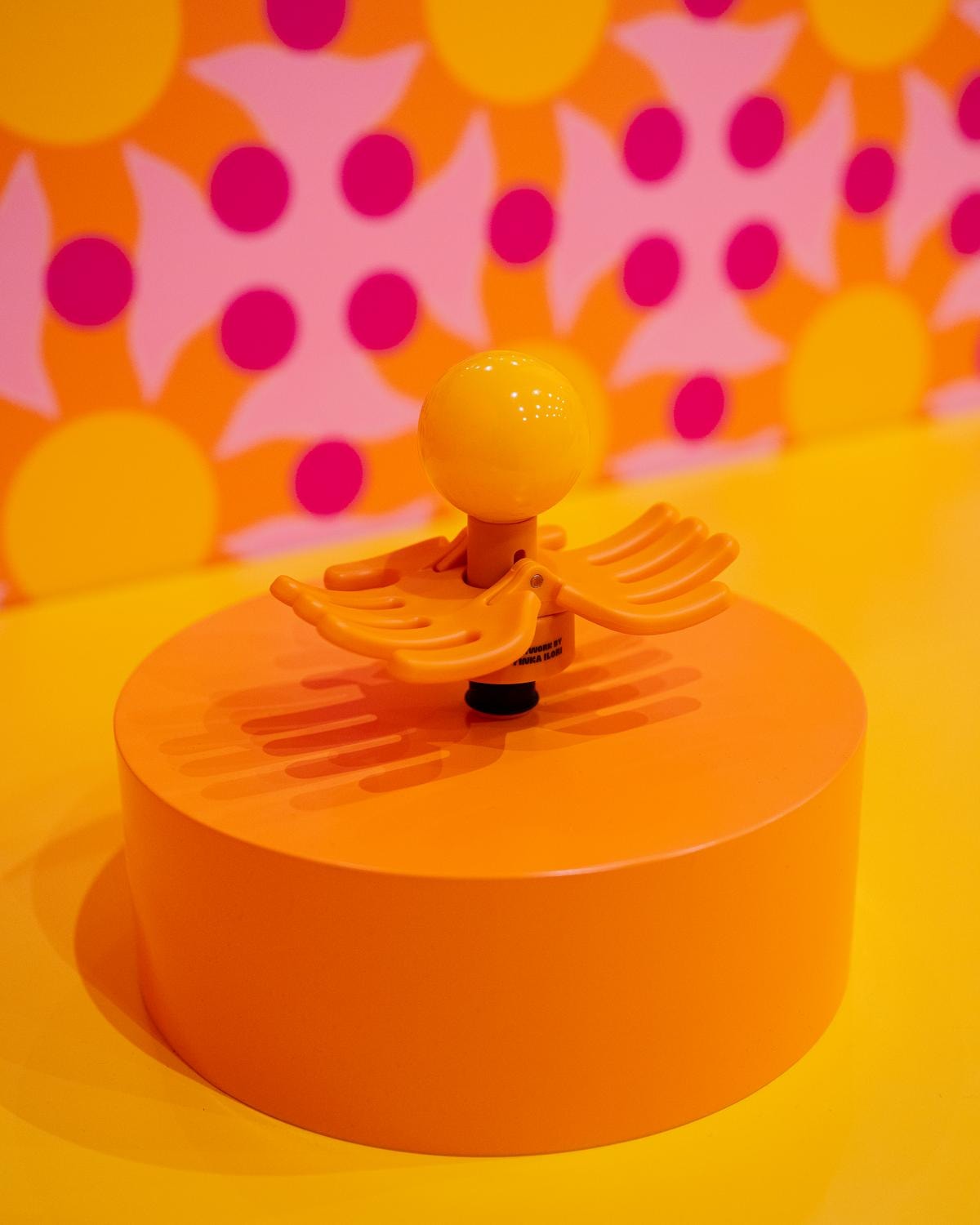 Ecco chi è Yinka Ilori il designer che al Salone di Milano dà forma all’ottimismo solare di Veuve Clicquot  
