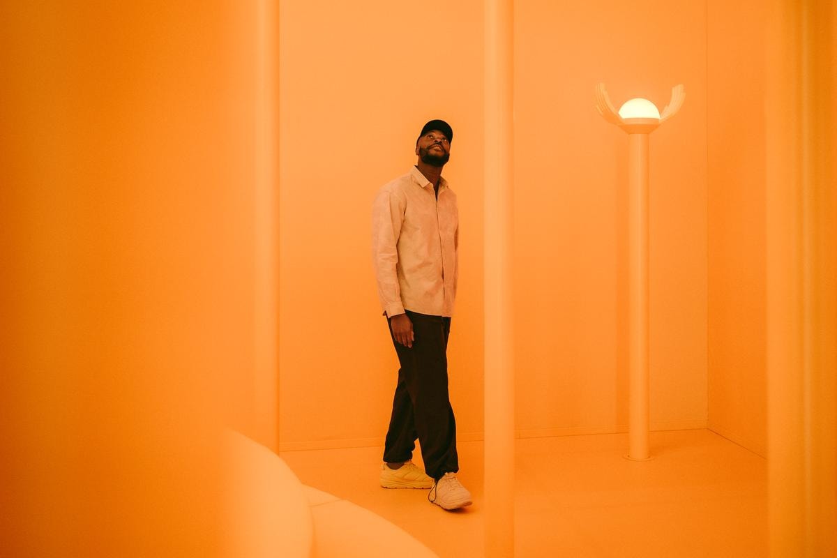 Ecco chi è Yinka Ilori il designer che al Salone di Milano dà forma all’ottimismo solare di Veuve Clicquot  
