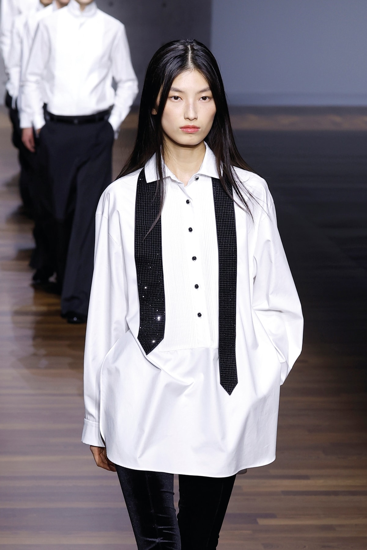Un look Emporio Armani fall-winter 2026/27 (foto Francesc Ten/MFF)