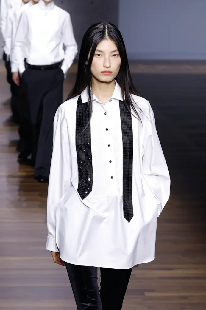 Un look Emporio Armani fall-winter 2026/27 (foto Francesc Ten/MFF)
