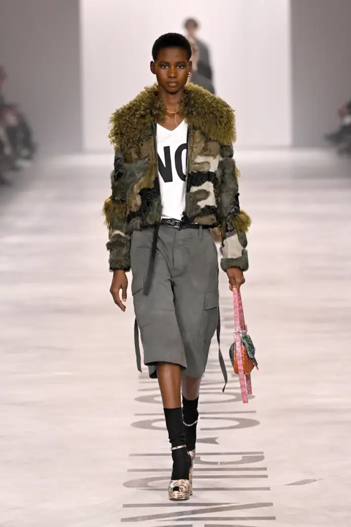 Un look Fendi fall-winter 2026/27 (foto Francesc Ten/MFF)