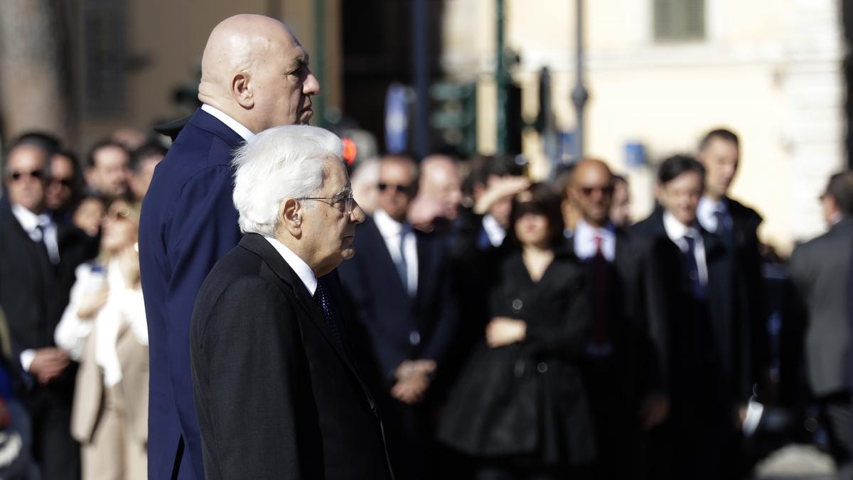 Il presidente della Repubblica Sergio Mattarella con il ministro della Difesa Guido Crosetto